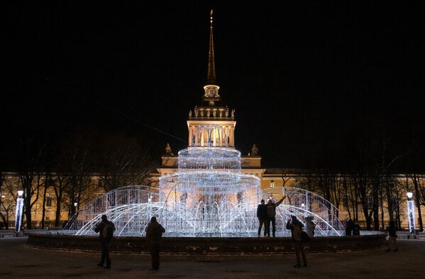 Светлећи дизајн у облику фонтане у Александровом врту у Санкт Петербургу. - Sputnik Србија