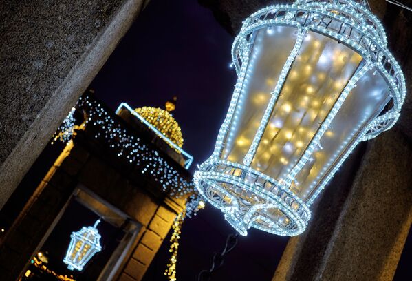 Новогодишње осветљење моста Ломоносов у Санкт Петербургу. - Sputnik Србија