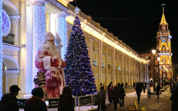 Фигура Деда Мраза у тржном центру Гостињи двор у Санкт Петербургу. - Sputnik Србија