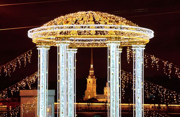 Novogodišnje osvetljenje Dvorcovog mosta u Sankt Peterburgu - Sputnik Srbija