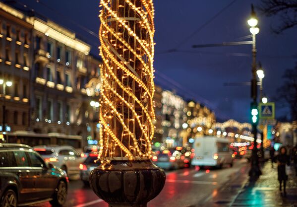 Новогодишње осветљење Невског проспекта у Санкт Петербургу - Sputnik Србија