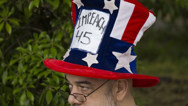 Грађанин носи шешир у бојама америчке заставе, са захтевом за смену Доналда Трампа - Sputnik Србија