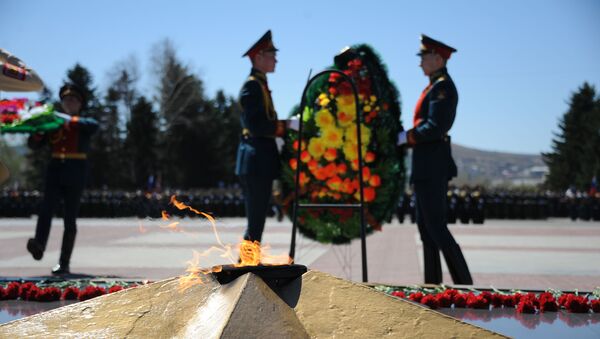 Полагање венаца код вечног пламена на споменику војне и радне славе у Чити за Дан победе - Sputnik Србија