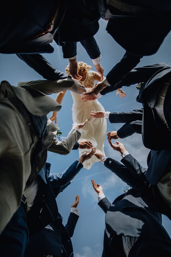 Фотографија белгијског фотографа Рајса де Верта, финалиста у категорији „Девојачко вече“ на међународном такмичењу „Фотограф године са венчања“.
 - Sputnik Србија