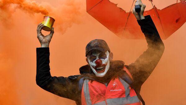 Demonstrant sa maskom Džokera i dimnom bombom na protestima u Marselju. - Sputnik Srbija