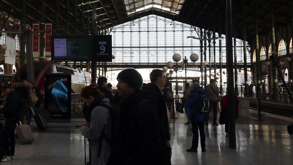 Redovi za vozove i danas u Parizu zbog štrajka - Sputnik Srbija