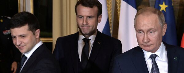 Predsednici Ukrajine, Francuske i Rusije, Vladimir Zelenski, Emanuel Makron i Vladimir Putin na početku sastanka u normandijskom formatu u Parizu - Sputnik Srbija