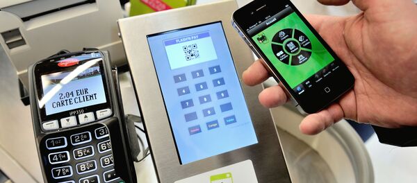 Kupac plaća robu pametnim telefonom u prodavnici na severu Francuske - Sputnik Srbija