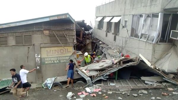 Спасиоци траже жртве под рушевинама зграда након земљотреса који је погодио Филипине - Sputnik Србија