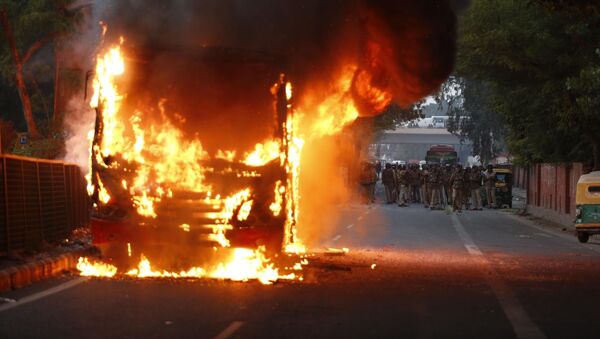 Zapaljeno vozilo na demonstracijama u Nju Delhiju - Sputnik Srbija
