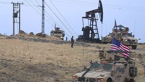 Америчка оклопна возила на нафтном пољу у близини сиријског града Камишлија. - Sputnik Србија