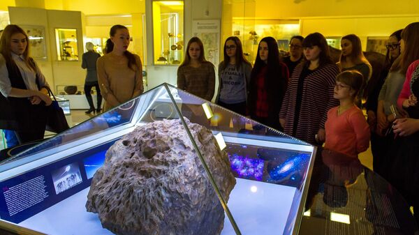 Фрагмент Чељабинског метеорита у Историјском музеју на Јужном Уралу - Sputnik Србија