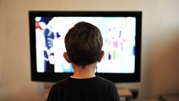 Dečak gleda televiziju - Sputnik Srbija
