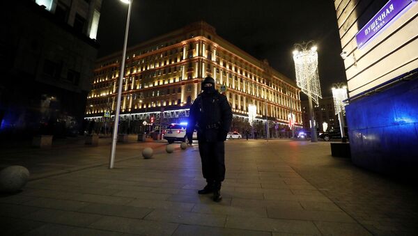 Полицајац испред зграда Федералне службе безбедности Русије (ФСБ) након пуцњаве у Москви - Sputnik Србија