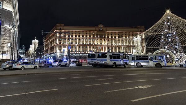 Полицијска возила у близини зграде Федералне службе  безбедности Русије (ФСБ) након пуцњаве у центру Москве - Sputnik Србија
