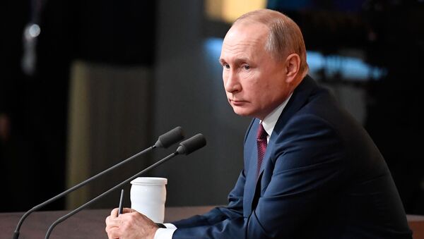 Президент России Владимир Путин на ежегодной большой пресс-конференции - Sputnik Србија