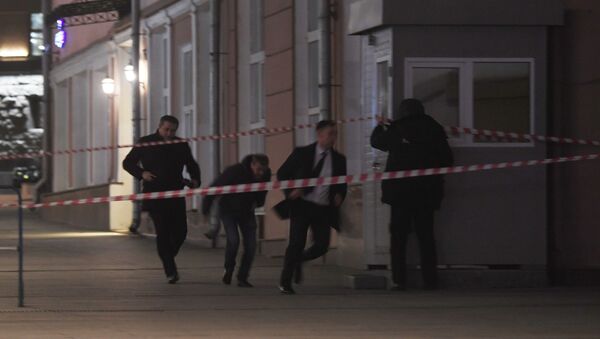 Ljudi trče tokom pucnjave u blizini sedišta Federalne službe bezbednosti Rusije u Moskvi - Sputnik Srbija