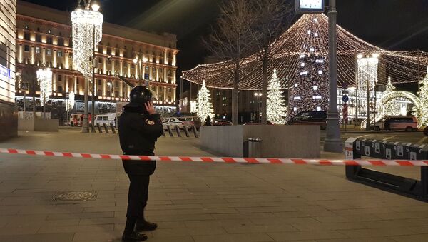 Припадник полиције у близини седишта ФСБ након пуцњаве у Москви - Sputnik Србија