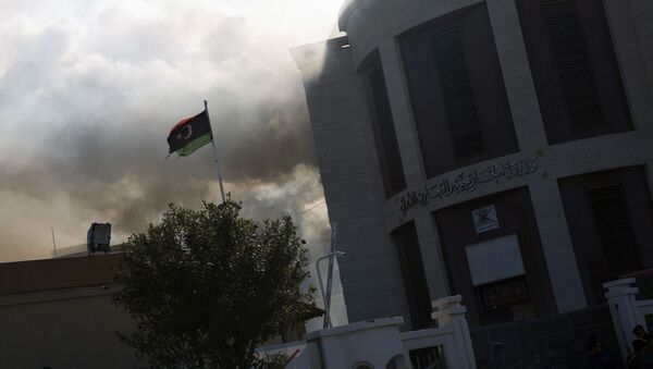 Dim pored zgrade Ministarstva inostranih polova u Tripoliju - Sputnik Srbija