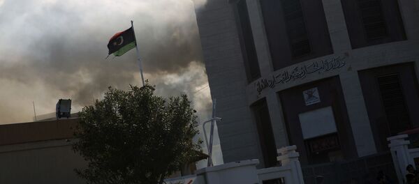 Dim pored zgrade Ministarstva inostranih polova u Tripoliju - Sputnik Srbija