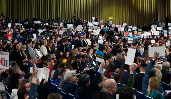 Muzika, ikona, šlem i molitva: Šta se dešavalo iza kulisa Putinove konferencije Muzika, ikona, šlem i molitva: Šta se dešavalo iza kulisa Putinove konferencije - Sputnik Srbija