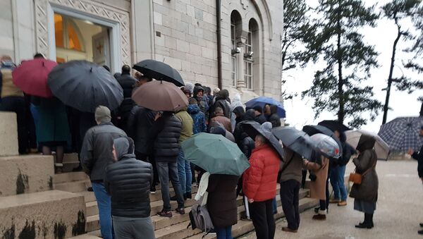 Građani ispred Hrama u Nikšiću - Sputnik Srbija