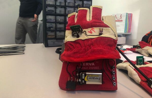 Штап за слепе замениће ,,паметна рукавица“ : Изум младих српских инжињера /видео, фото/ Штап за слепе замениће ,,паметна рукавица“ : Изум младих српских инжињера /видео, фото/ - Sputnik Србија