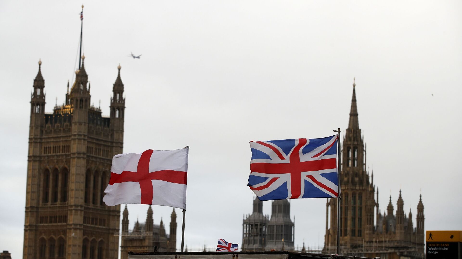 Британска и енглеска застава испред зграде британског парламента у Лондону - Sputnik Србија, 1920, 02.05.2021