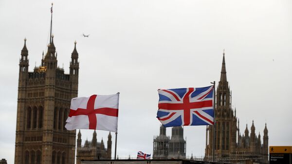 Британска и енглеска застава испред зграде британског парламента у Лондону - Sputnik Србија