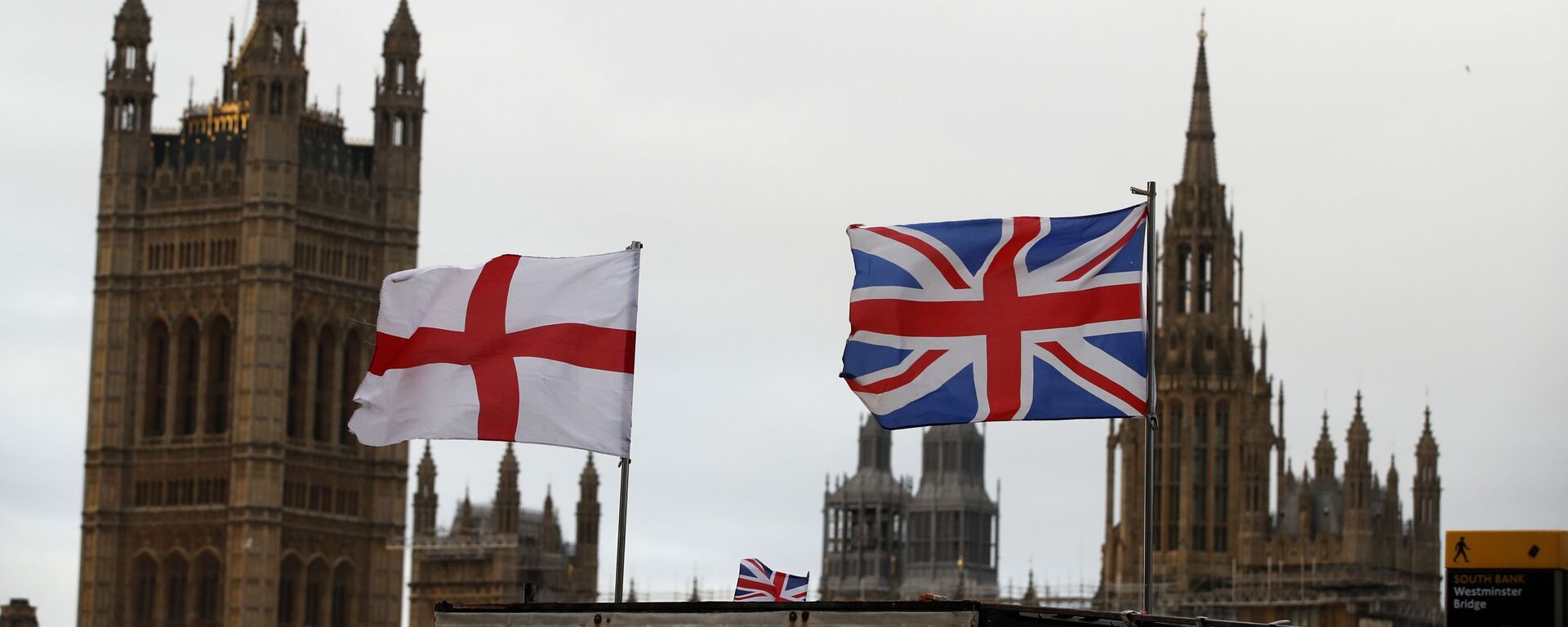 Британска и енглеска застава испред зграде британског парламента у Лондону - Sputnik Србија, 1920, 28.01.2021