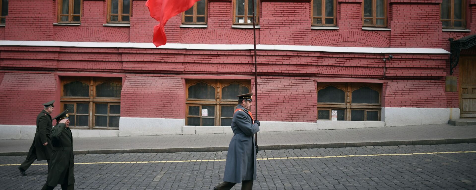 Војник носи заставу Совјетског Савеза - Sputnik Србија, 1920, 30.12.2022