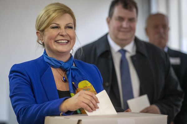 Predsednički izbori u Hrvatskoj: Milanović i Kolinda idu u drugi krug Predsednički izbori u Hrvatskoj: Milanović i Kolinda idu u drugi krug - Sputnik Srbija