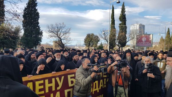 Sveštenici i monasi ispred Skupštine Crne Gore Sveštenici i monasi ispred Skupštine Crne Gore - Sputnik Srbija