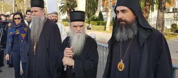 Митрополит Амфилохије и владике Јоаникије и Методије испред црногорског парламента - Sputnik Србија