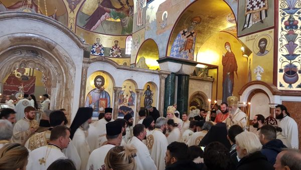 U Hramu Hristovog vaskrsenja u Podgorici u toku je Sveta Liturgija U Hramu Hristovog vaskrsenja u Podgorici u toku je Sveta Liturgija - Sputnik Srbija