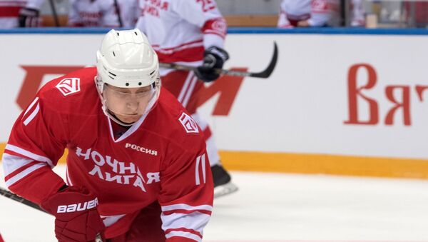 Predsednik Rusije Vladimir Putin igra hokej u okviru Noćne hokejaške lige - Sputnik Srbija