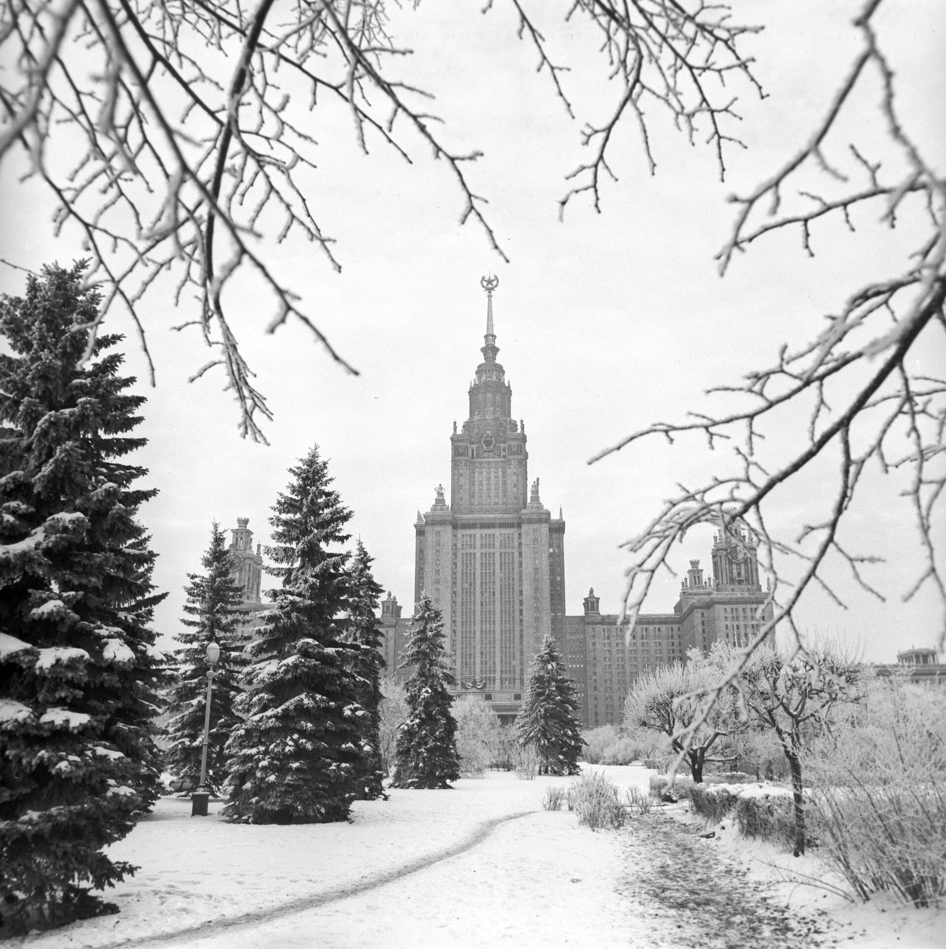 Vid na pervый učebnый korpus Moskovskogo gosudarstvennogo universiteta imeni M.V.Lomonosova - Sputnik Srbija, 1920, 30.12.2023