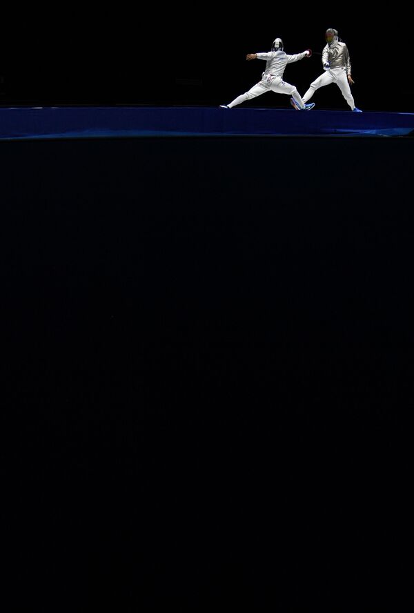 Болад Апити (Француска) и Мак Хартунг (Немачка) у полуфиналном мечу током мушког појединачног првенства на међународном мачевалачком турниру Москoвска сабља 2019. - Sputnik Србија