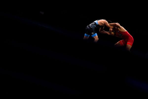 Nazem Amin Majls (San Marino) i Aleksandar Gostijev (Azerbejdžan) u borbama za bronzanu medalju u slobodnom rvanju među muškarcima u težinskoj kategoriji do 86 kg na 2. Evropskim igrama u Minsku. - Sputnik Srbija