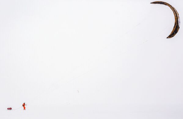 Učesnik Otvorenog prvenstva Rusije i šampionata u snegu i godišnjeg Transonječkog međunarodnog maratona 2019. u vodama jezera Onjega. - Sputnik Srbija