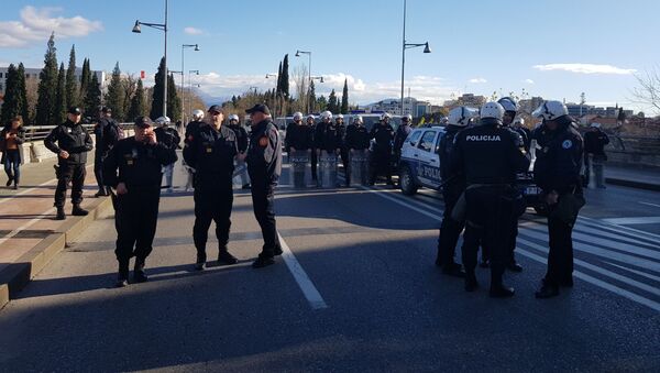 Јаке полицијске снаге на улазу на мост Блажа Јовановића који води према Скупшини - Sputnik Србија