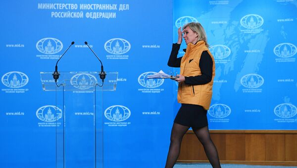 Portparolka Ministarstva spoljnih poslova Rusije Marija Zaharova u narandžastom prsluku sa logom Sputnjika - Sputnik Srbija