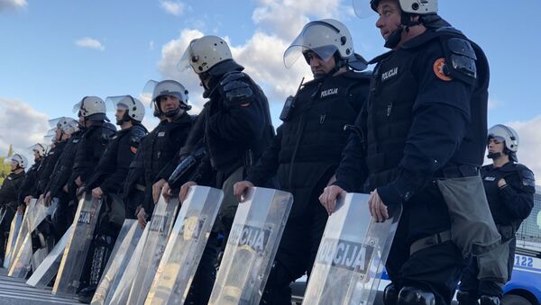 Policijski kordon sprečava demonstrante da dođu do Skupštine - Sputnik Srbija