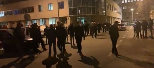 Окупљање народа ипсерд Центра безбедности после хапшења посланика ДФ-а - Sputnik Србија