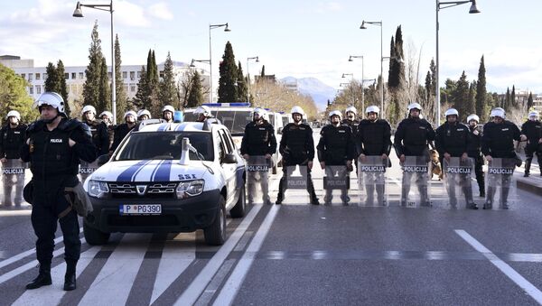 Crnogorska policija drži blokadu na dan rasprave o Predlogu zakona o slobodi veroispovesti, ilustracija - Sputnik Srbija