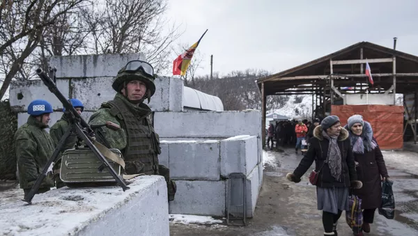 Војник ЛНР и посматрачи ОЕБС-а на контролном пункту у области Станице Луганске у Луганској Народној Републици - Sputnik Србија