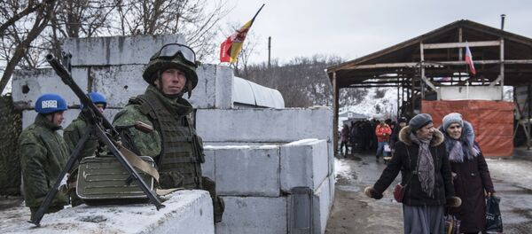 Vojnik LNR i posmatrači OEBS-a na kontrolnom punktu u oblasti Stanice Luganske u Luganskoj Narodnoj Republici Vojnik LNR i posmatrači OEBS-a na kontrolnom punktu u oblasti Stanice Luganske u Luganskoj Narodnoj Republici - Sputnik Srbija