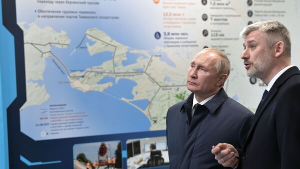Predsednik Rusije Vladimir Putin tokom inspekcije železničke stanice Tamanj nakon ceremonije otvaranja železničkog saobraćaja preko Krimskog mosta - Sputnik Srbija