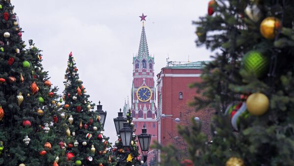 Новогодишња јелка испред Спаске куле московског Кремља - Sputnik Србија