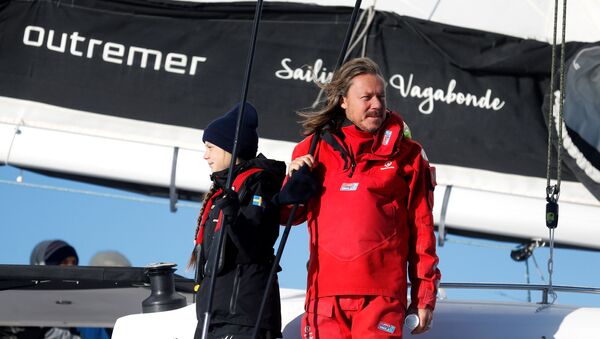 Greta Tunberg sa ocem Svanteom jahtom stiže u Lisabon. - Sputnik Srbija